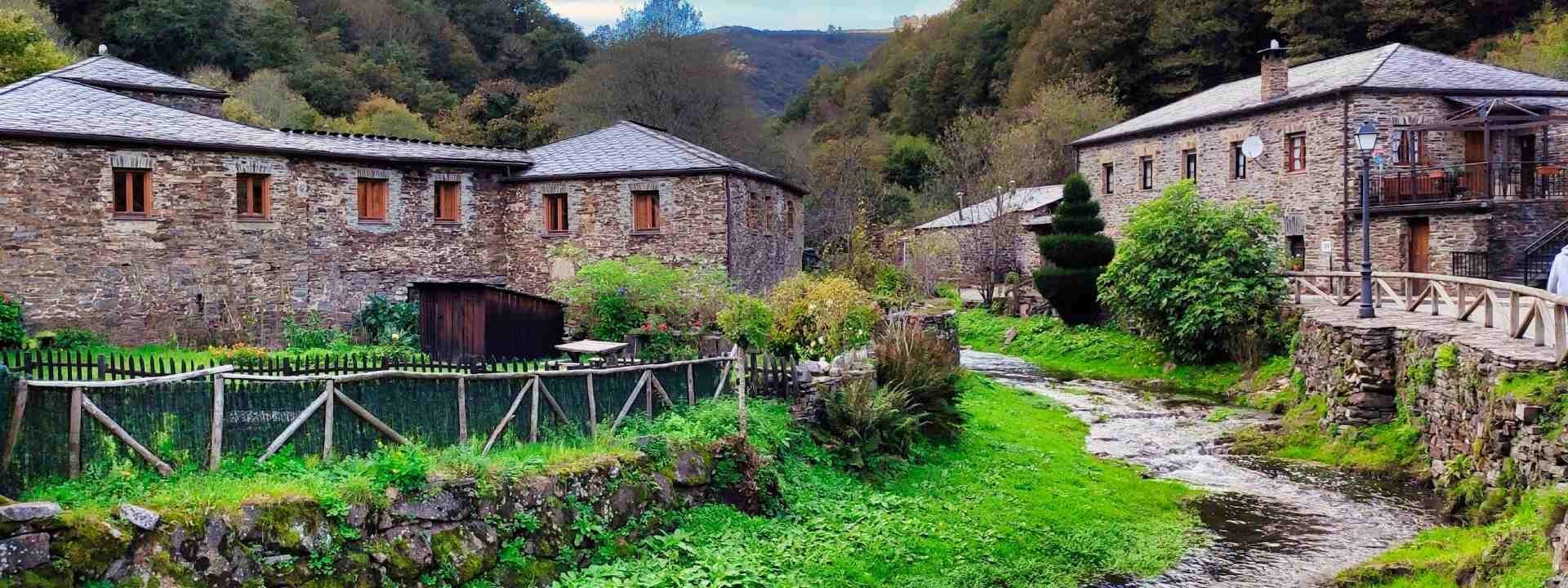 Pueblos escondidos entre ríos y cascadas: el concejo repleto de bosques con un salto de agua de 30 metros