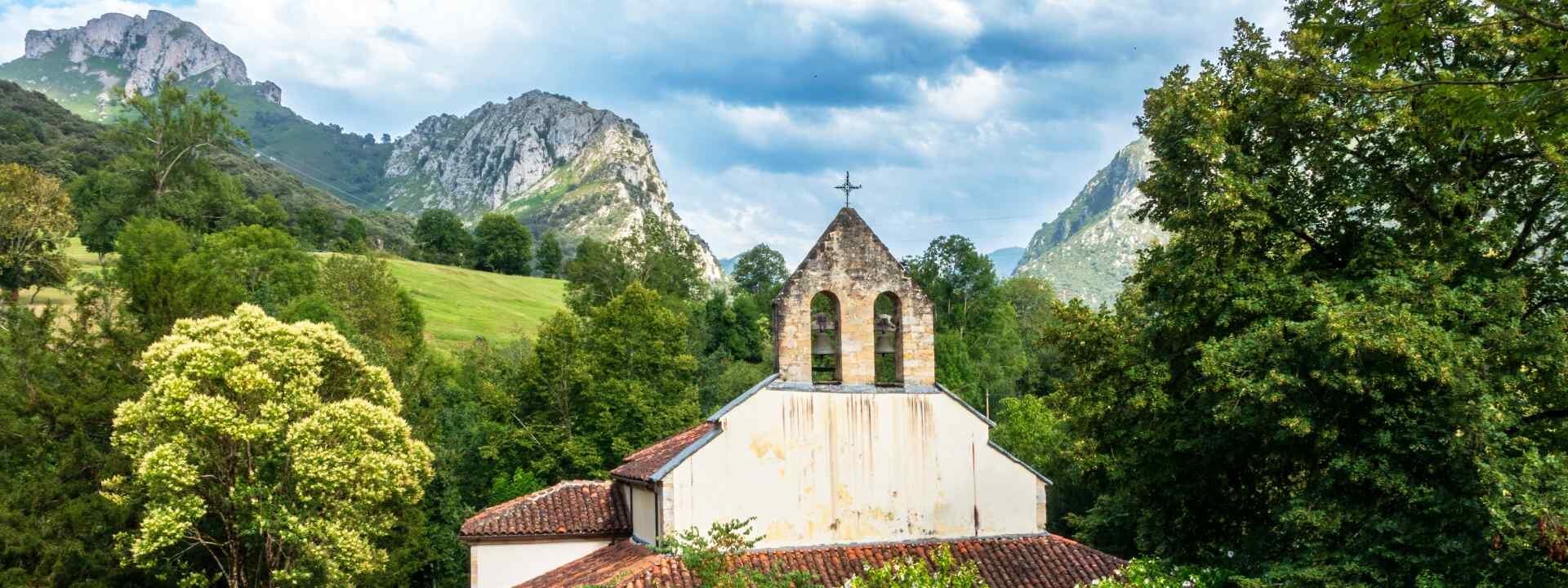 Puerta de entrada a los Picos de Europa: el pueblo de cuento donde se elabora un delicioso queso asturiano