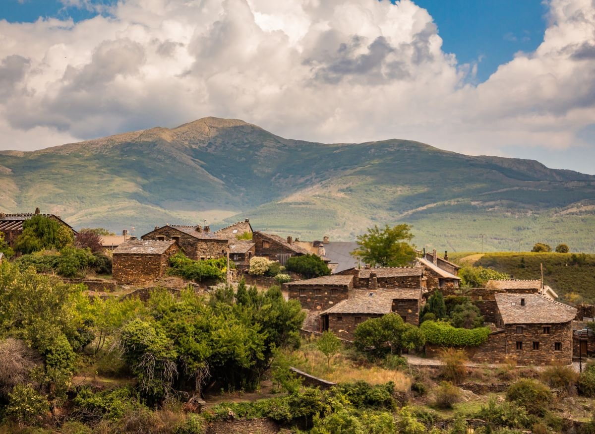 Roblelacasa, el pueblo negro más bonito a dos horas de Madrid