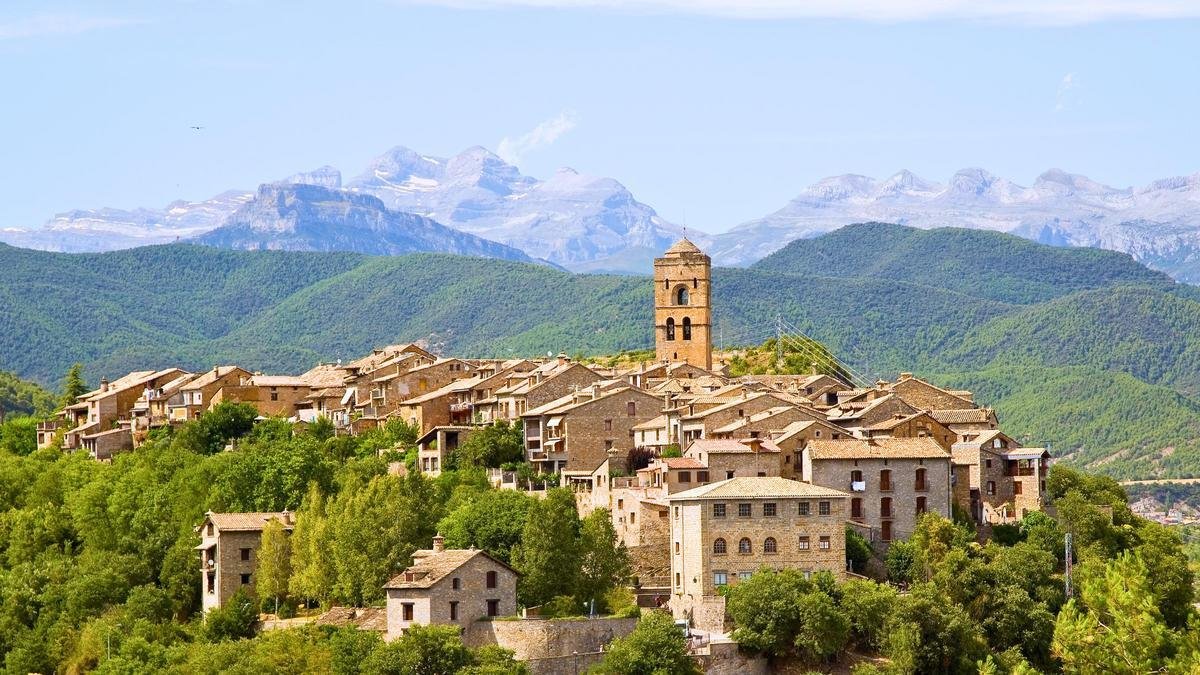 Rodeado de murallas medievales y en un impresionante entorno natural: es el pueblo más bonito del mundo y está en Huesca