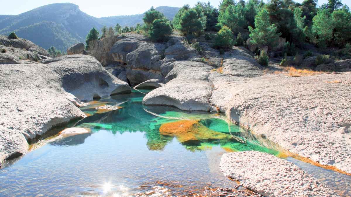 Senderismo, piscinas naturales de aguas turquesas y vistas panorámicas de un paisaje único: todo en este pequeño pueblo de Teruel