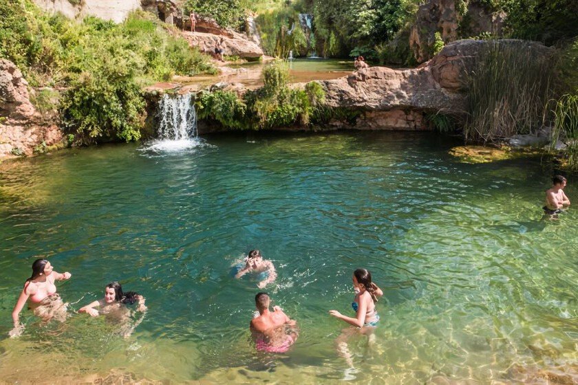 Si te gustan las pozas, nada como esta ruta entre aguas turquesas que se esconde en uno de los pueblos más bonitos de Teruel