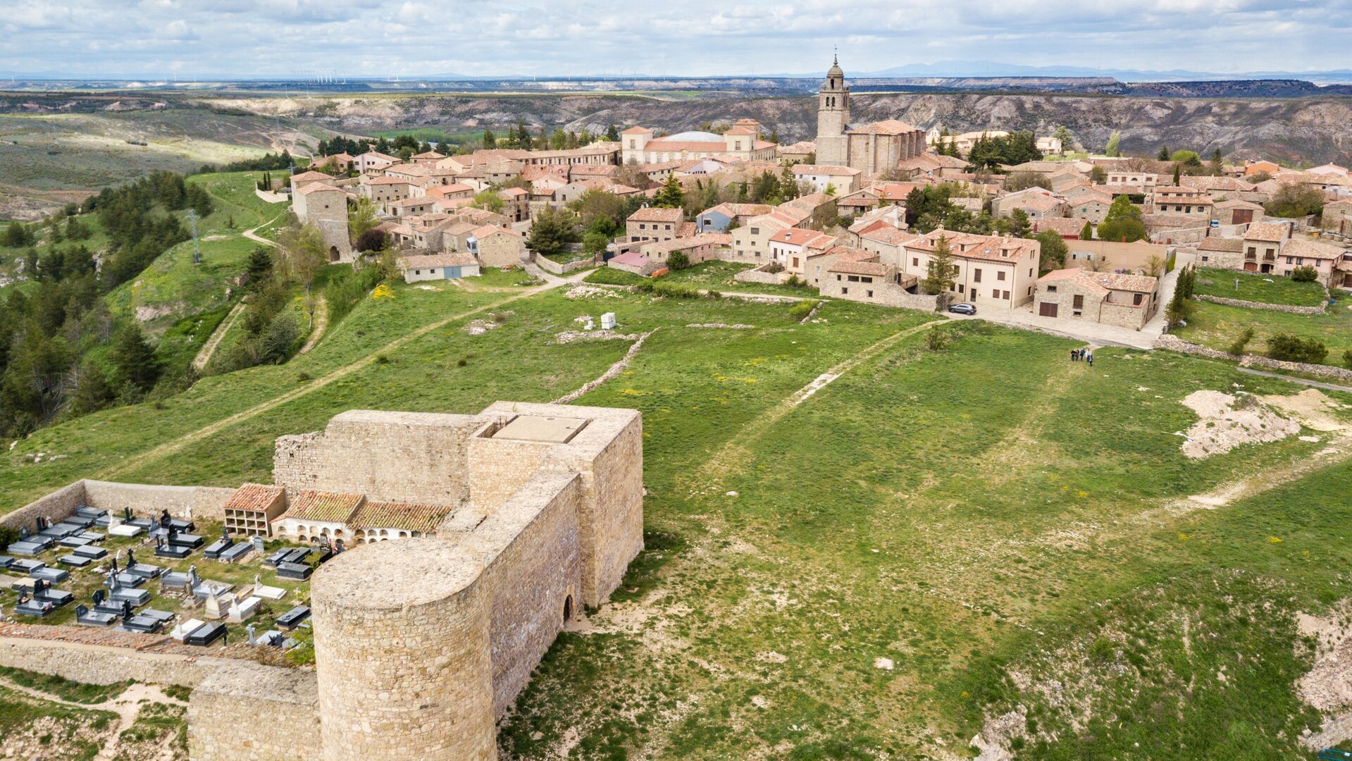 Sobre un cerro a 1200 metros de altitud: el pueblo declarado Bien de Interés Cultural con un arco romano único