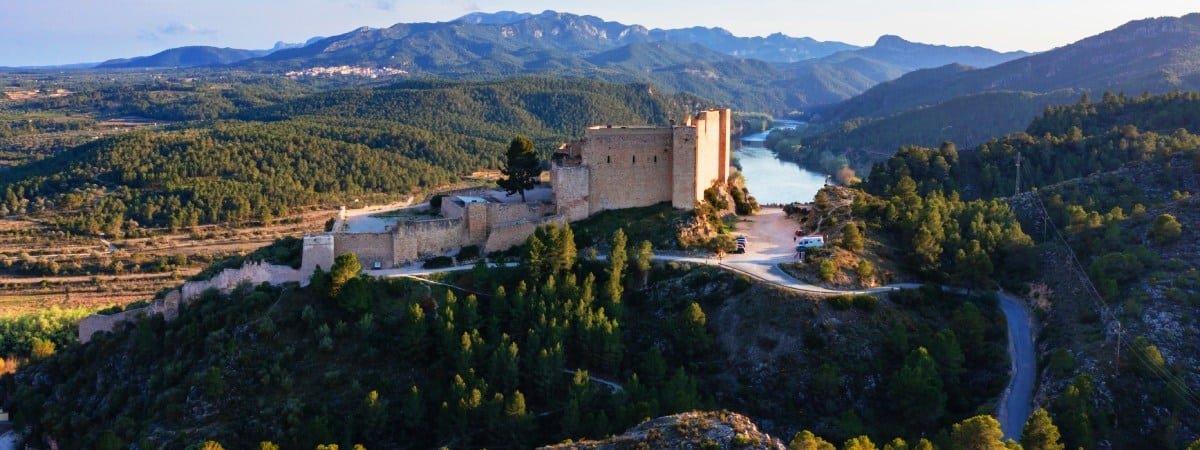 Sobre un cerro con murallas de 25 metros de altura: el gran castillo templario que es Bien de Interés Cultural