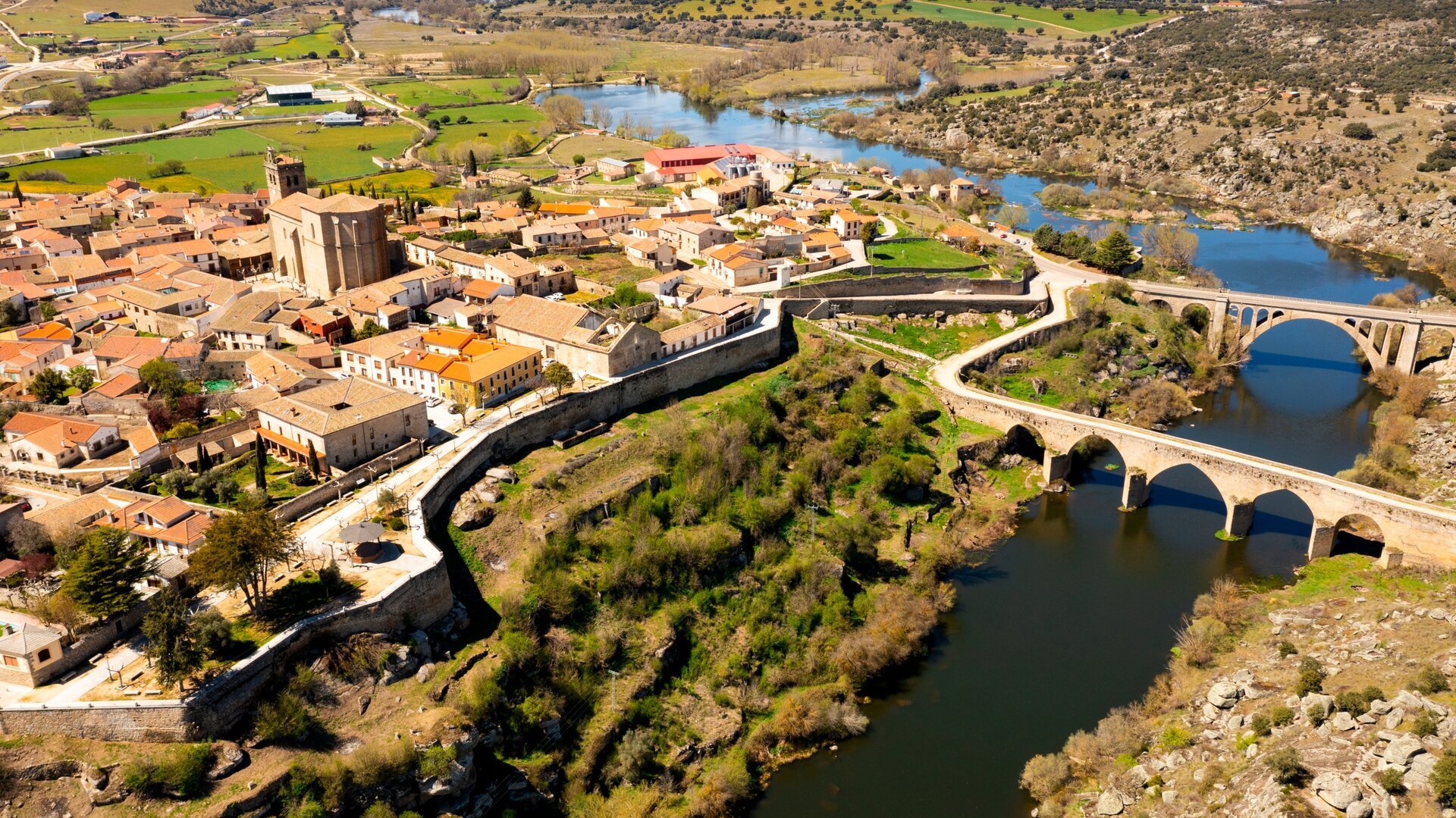 Surcada por el río Tormes: la bonita villa salmantina con un puente romano y una fortaleza medieval sobre la roca