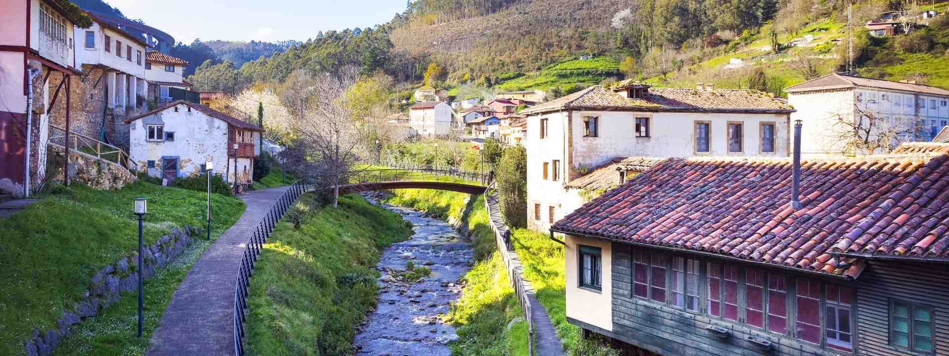 Surcada por un río entre montañas: la villa medieval de Asturias conocida como la 'Puerta de Occidente'