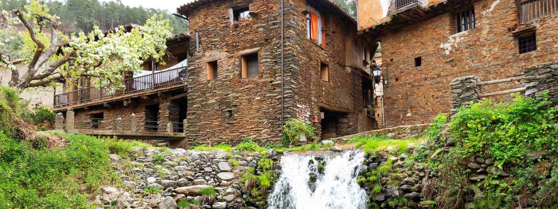 Surcado por ríos y cascadas: el precioso pueblo escalonado con calles laberínticas