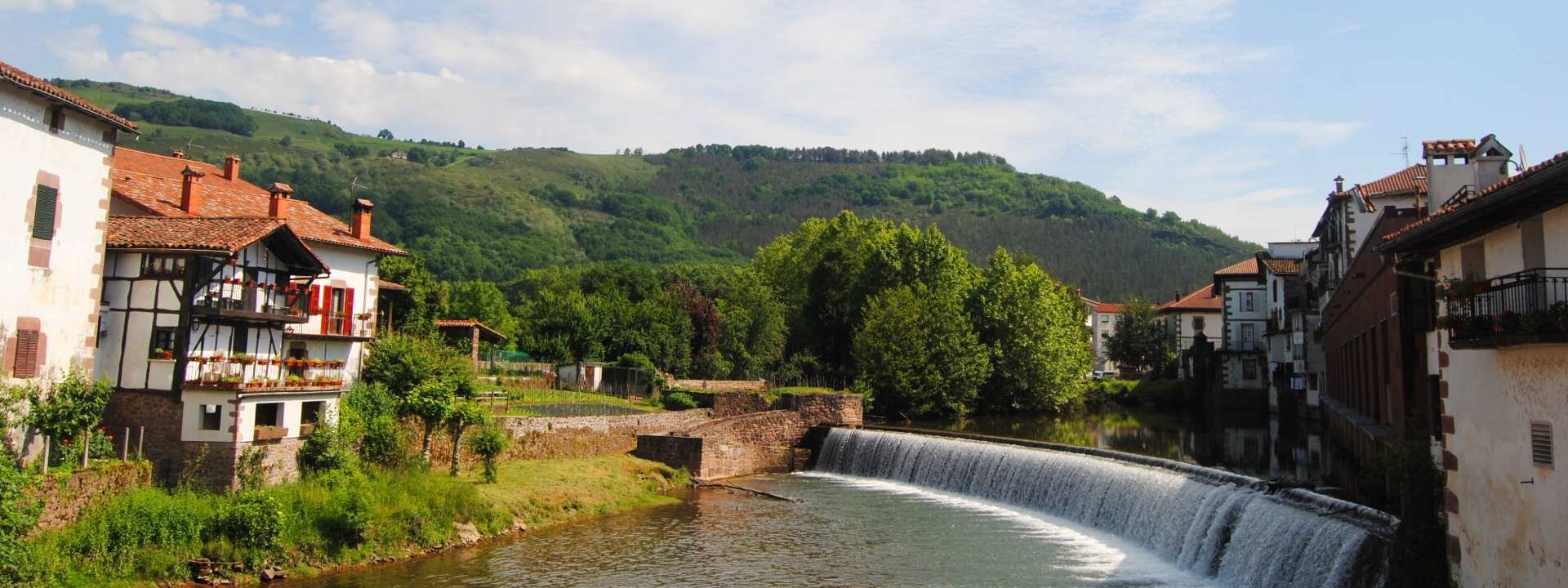 Surcado por un río en pleno Baztán: el bonito pueblo navarro repleto de puentes y cascadas