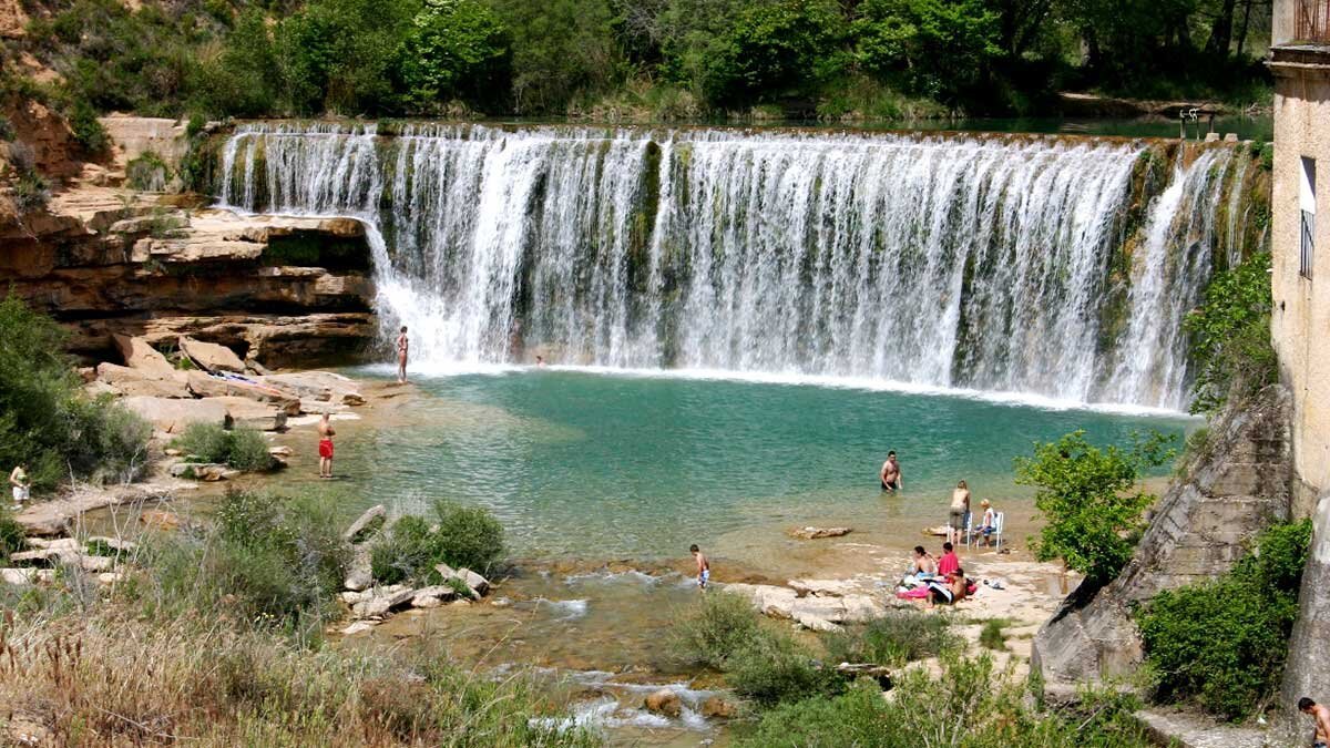 Tiene cascada y aguas turquesas: la piscina natural de Huesca imprescindible para la revista Viajar