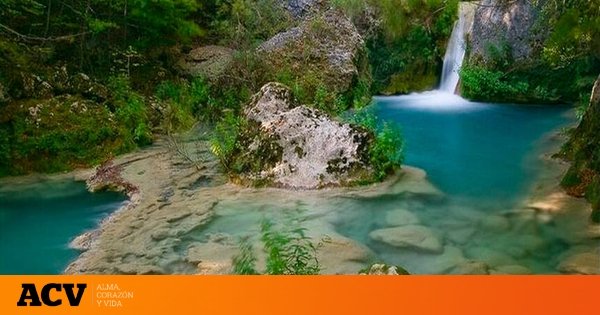 Tienes que ir una vez en la vida: las pozas de color azul turquesa de Navarra rodeadas de hayedos y cascadas de cuento