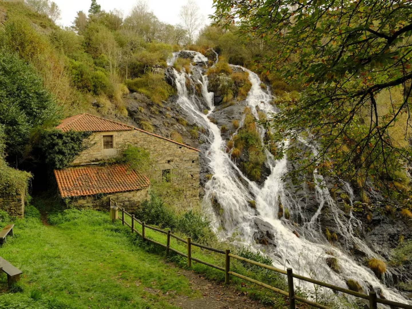 Toques, el pueblo de Galicia que tiene una de las rutas más bonitas de España