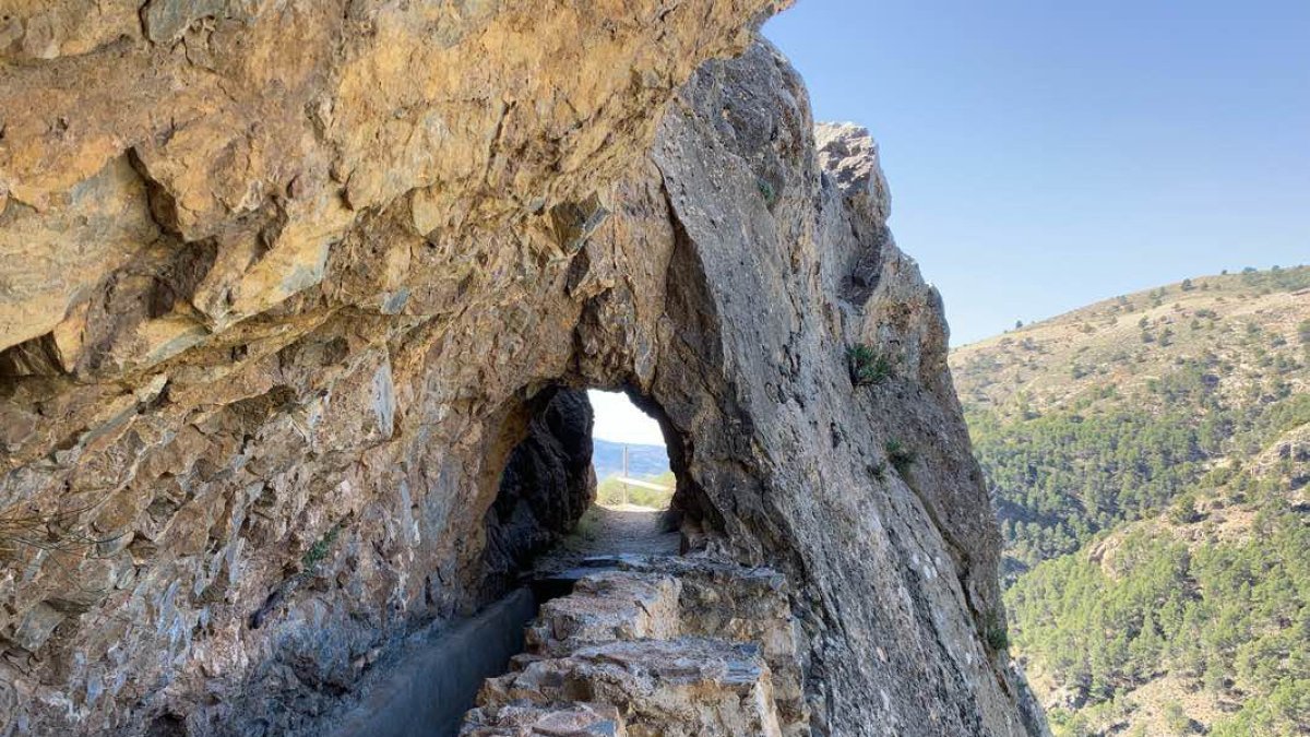 Túneles, una cascada y un paisaje impresionante: la ruta de senderismo que tienes que hacer sí o sí en Almería