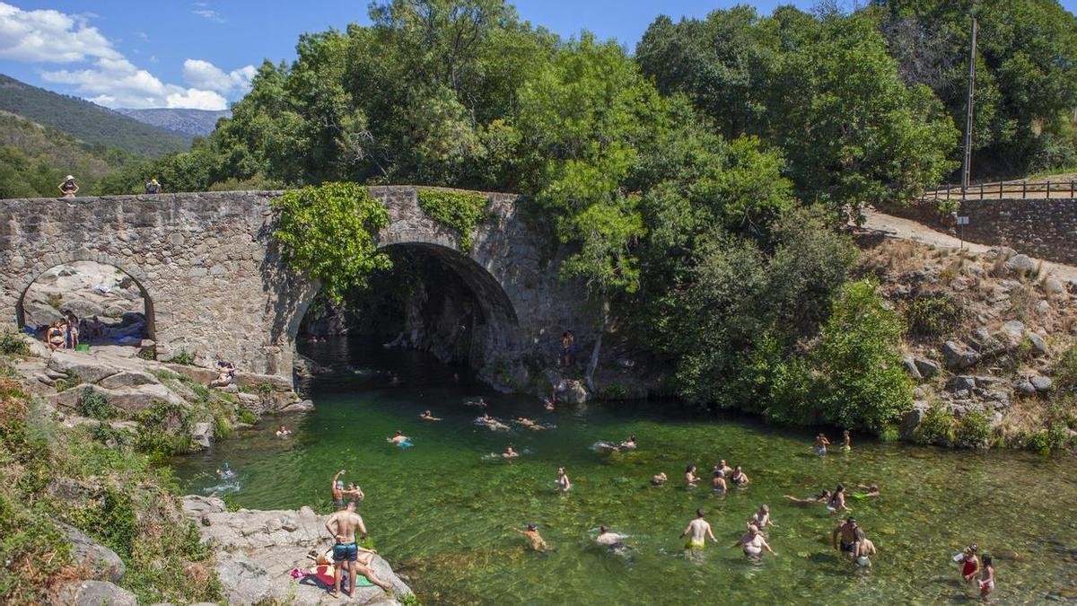 Un castillo y más de 40 piscinas naturales: el pueblo de España que deberías visitar este verano