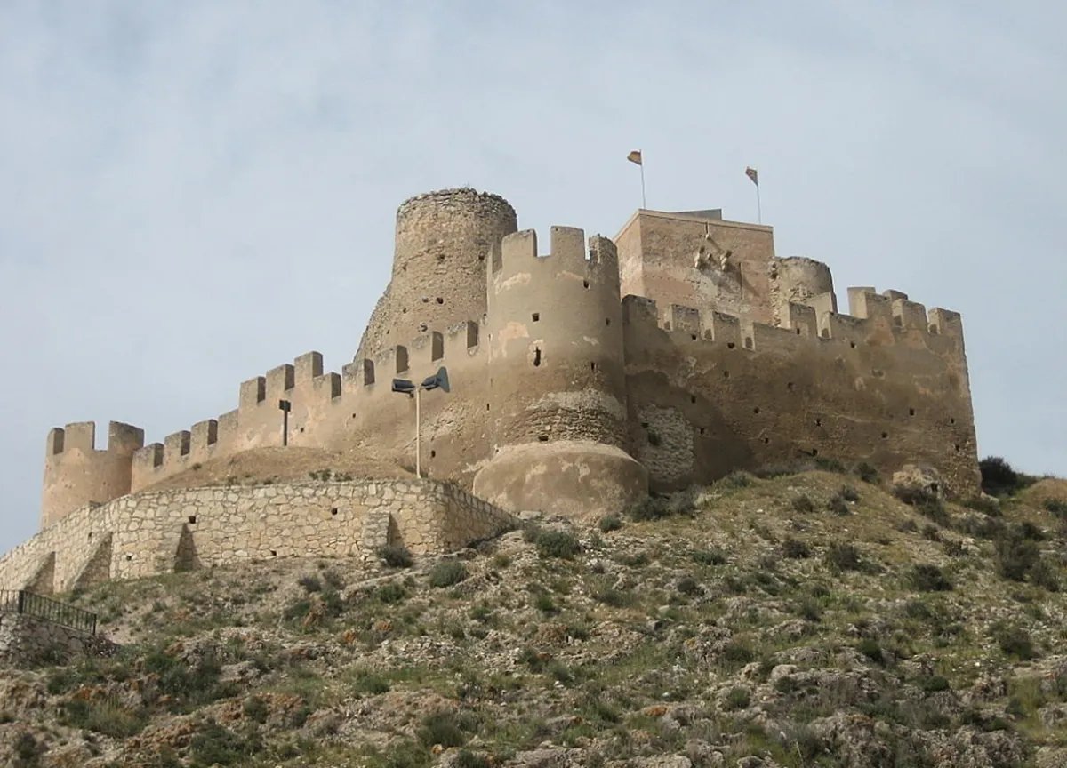 Un impresionante castillo del siglo XII, murallas medievales y un acueducto: el precioso pueblo medieval a media hora de Alicante