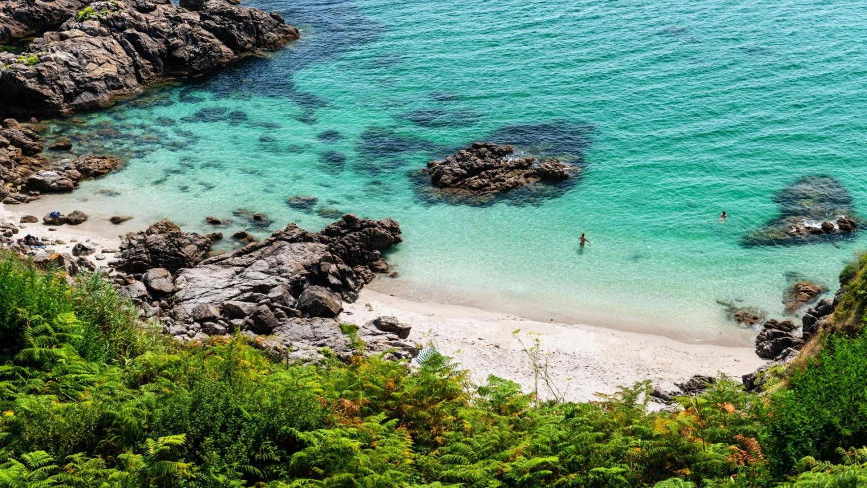 Un paraíso escondido en la costa gallega: la pequeña playa de A Coruña sin masificación en verano