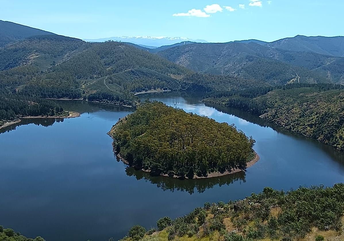Un río lleno y nieve de fondo: el capricho de la naturaleza en Salamanca que luce increíble con las lluvias | Salamancahoy