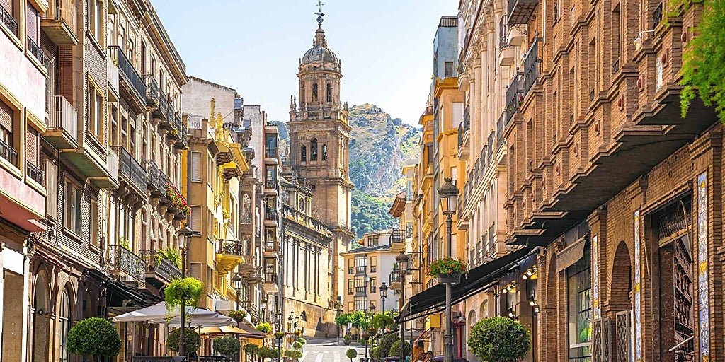 Una de las calles más bonitas de España está en la provincia más olvidada: mide 200 metros y tiene vistas a la catedral