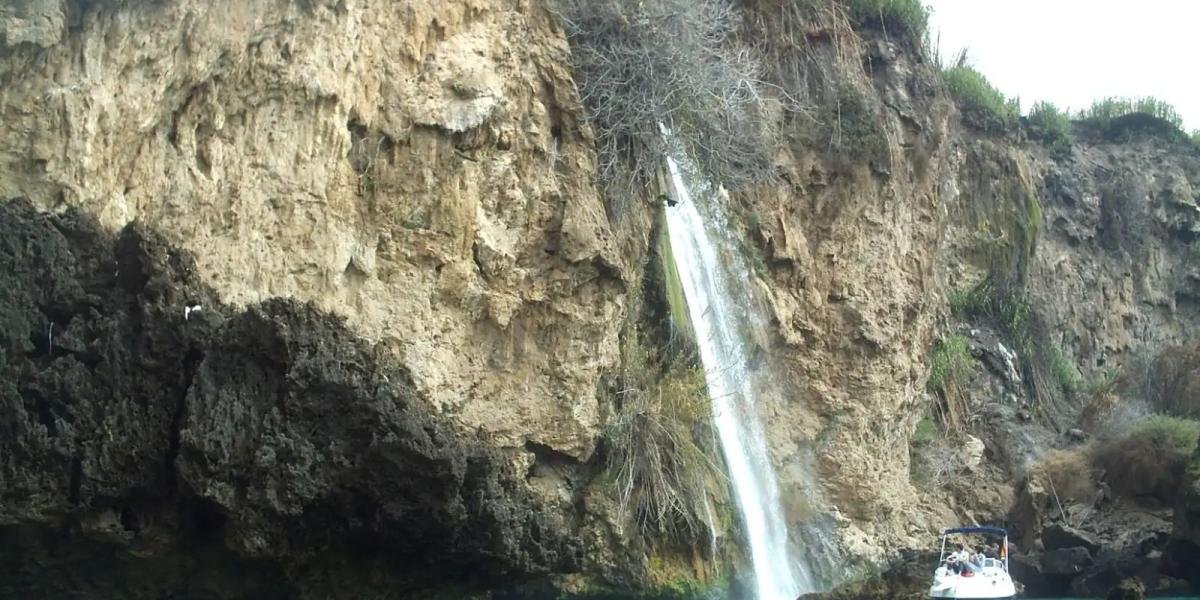 Una de las cascadas más espectaculares de Andalucía está en Málaga: así puedes llegar a este rincón salvaje que enamoró a National Geographic