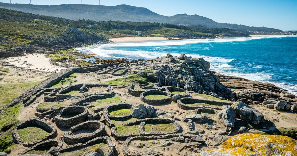 Una de las playas más bonitas de España está en Galicia: arena blanca y aguas cristalinas a los pies de un asentamiento de la Edad de Hierro