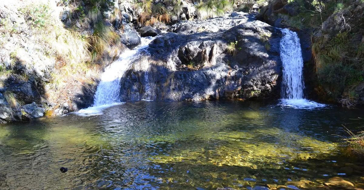 Una de las rutas de senderismo más ‘fresquitas’ de Málaga: varias piscinas naturales y cascadas sorprendentes