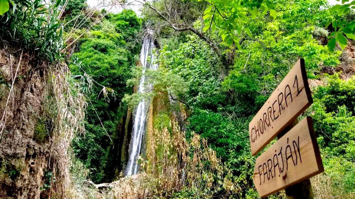 Una de las rutas de senderismo más refrescantes de Andalucía, con saltos de agua y dos cascadas de 20 metros de altura