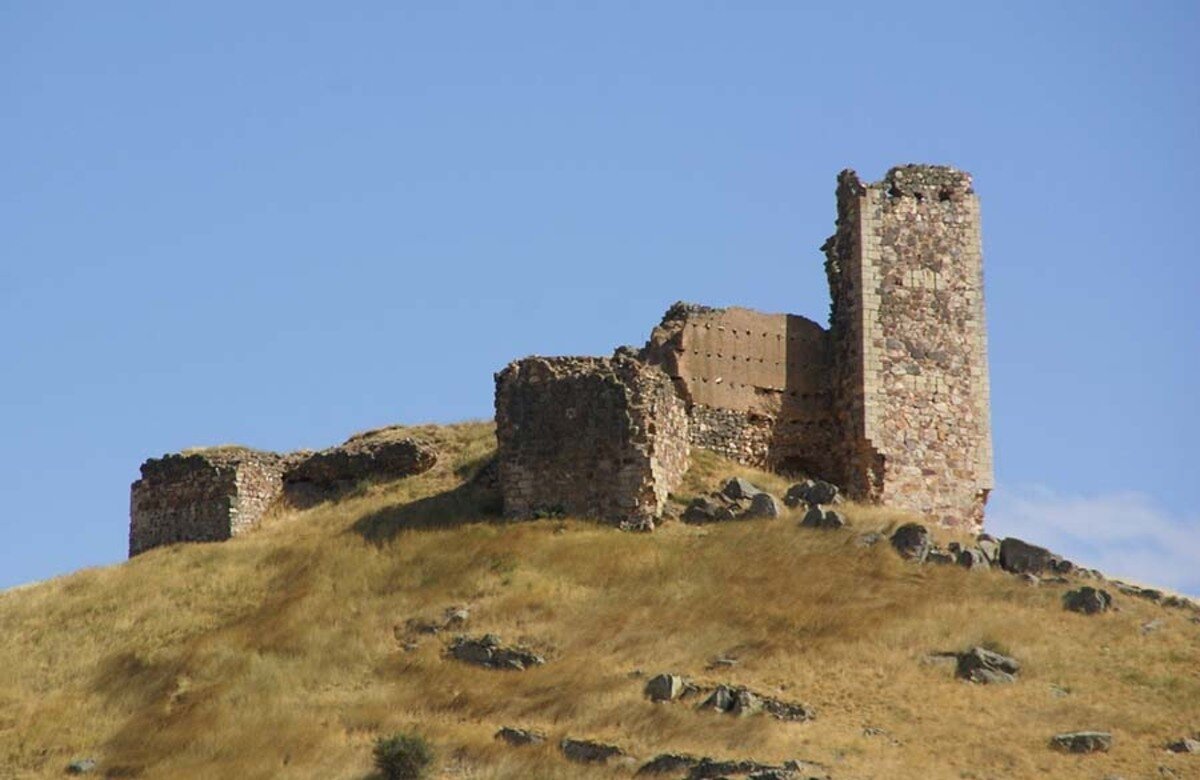 Una fortaleza domina este pueblo de Zaragoza: restos de murallas y un molino medieval