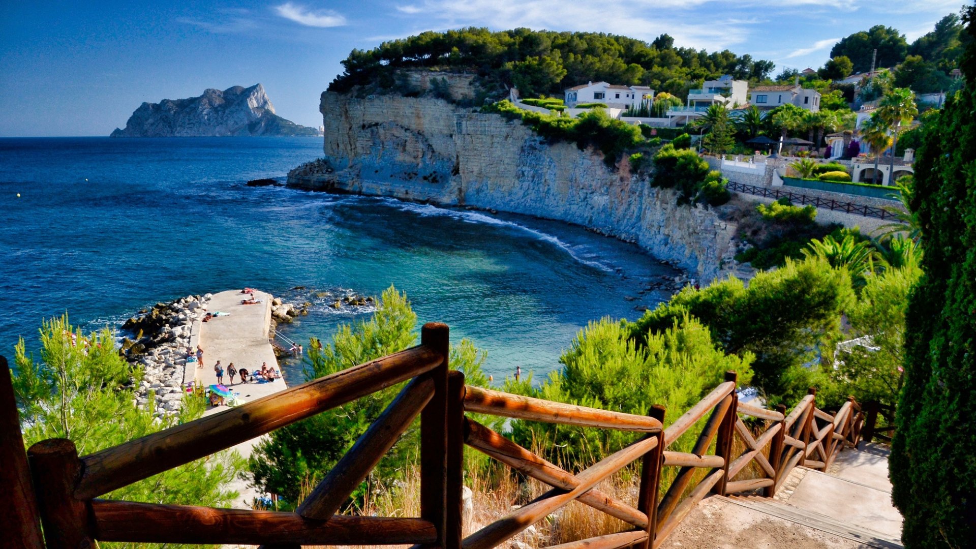 Una joya escondida en la Costa Blanca: un pequeño pueblo con calas secretas y casas blancas junto al mar