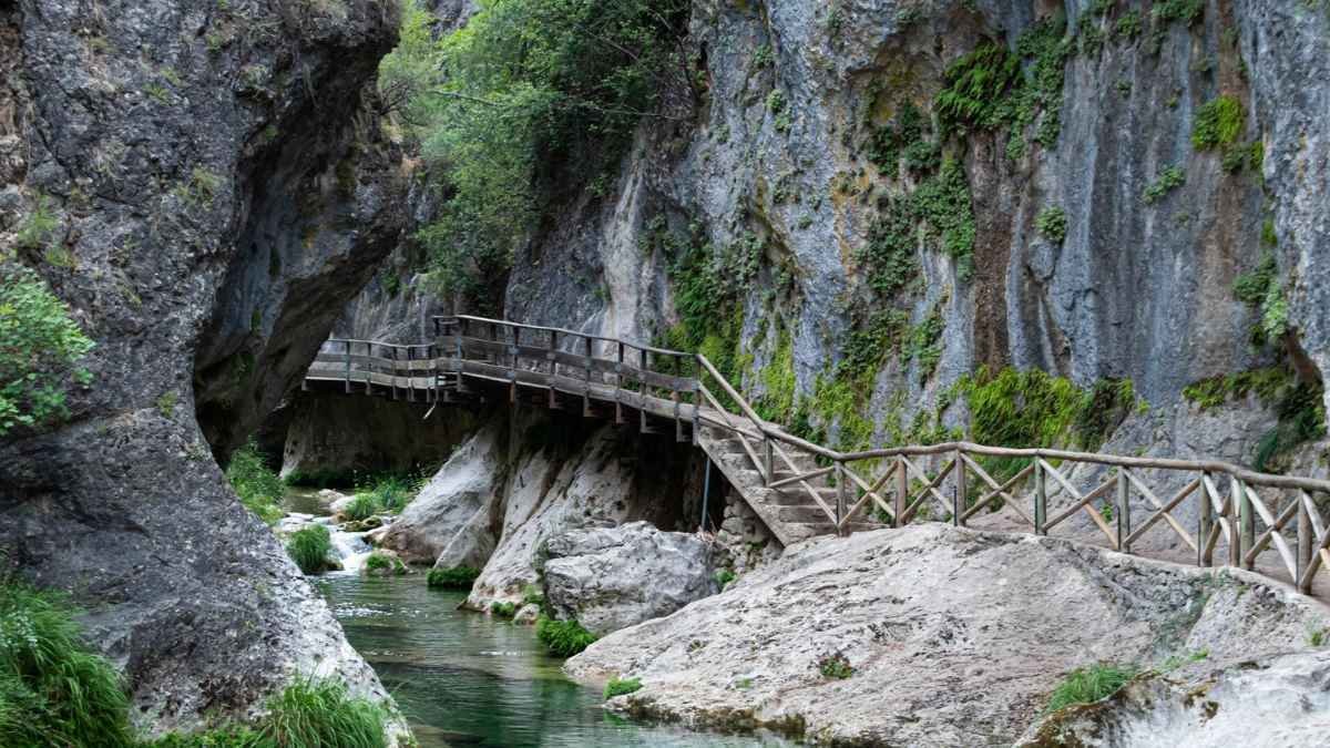 Una ruta fácil en un paraíso natural con cascadas y aguas cristalinas que puedes recorrer en familia sin experiencia previa