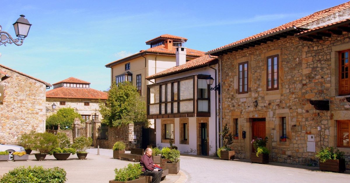Uno de los pueblos más bonitos de Cantabria, con un balneario centenario y un increíble casco histórico
