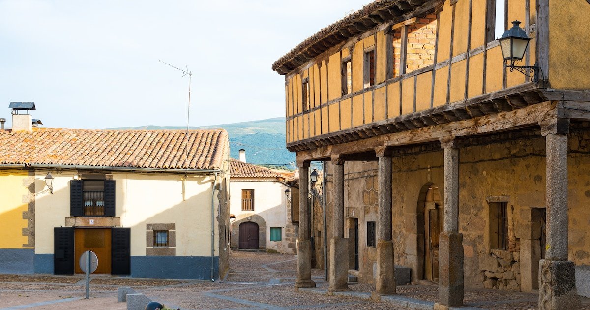 Uno de los pueblos más bonitos de España está en Ávila: capital episcopal, restos de un castillo y una imponente colegiata