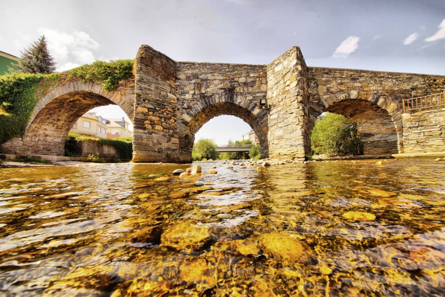 Vega de Espinareda, el pueblo de León que tiene una de las piscinas naturales más bonitas de España