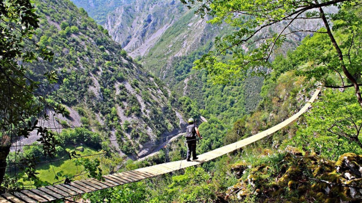 Viaje a los pueblos de León donde nacen los ríos más bellos de Asturias: adrenalina en estado puro